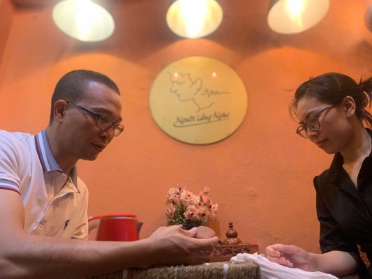 Người Lắng Nghe Lắng nghe từ bàn chân - Nơi khởi đầu của một giấc ngủ an lành